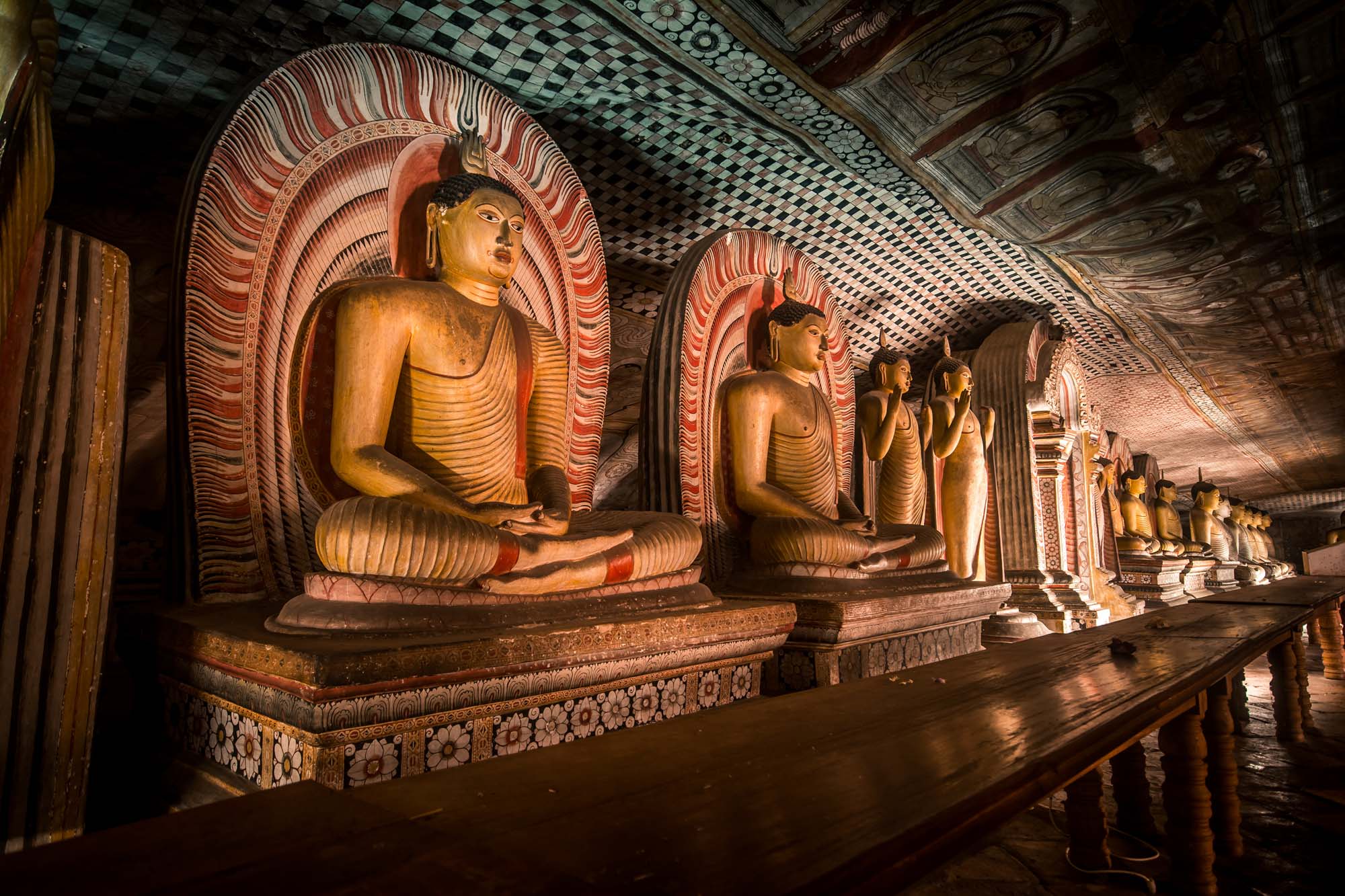 Дамбулла шри. Пещерный храм Дамбулла Шри-Ланка. Храм пещеры Дамбулла. Храм Дамбулла на Шри Ланке. Золотой пещерный храм Дамбулла.