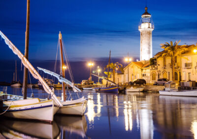 Segelschiffe Und Leuchturm Bei Nacht In Le Grau Du Roi, Camargue