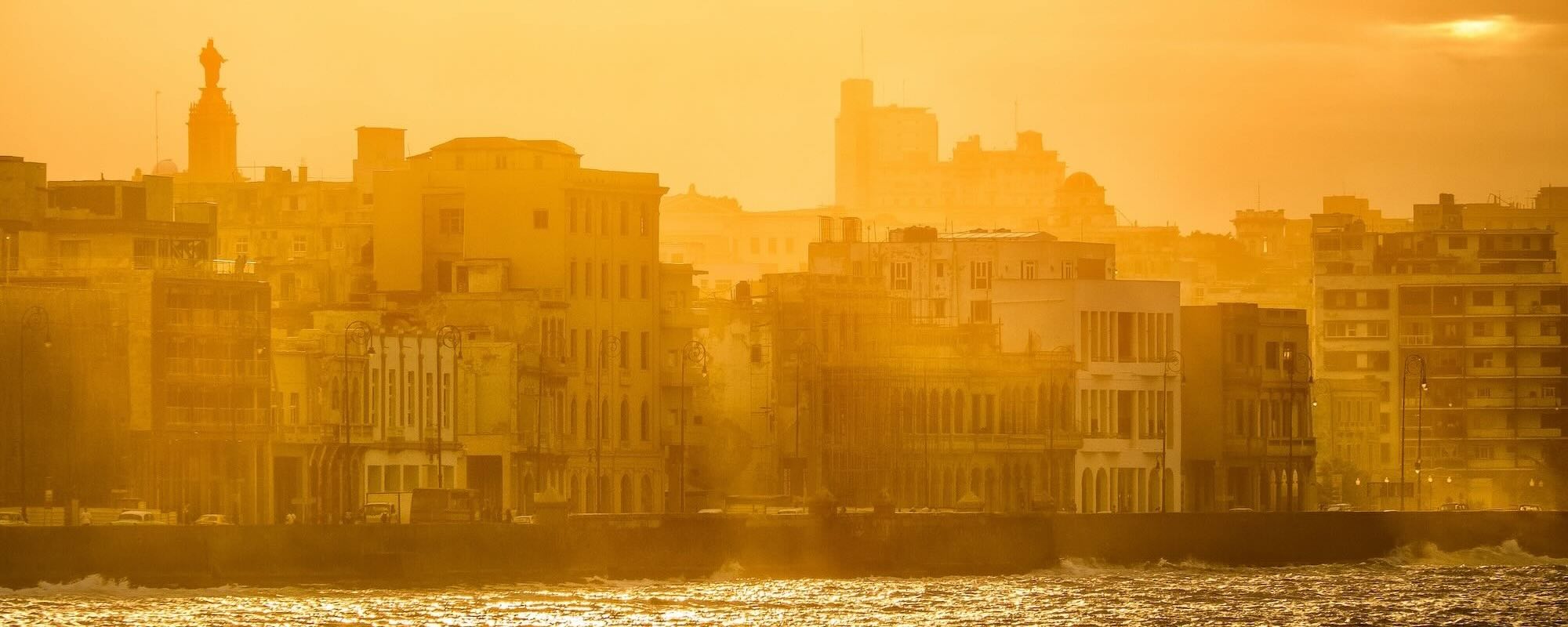 030 MAGICAL MALECÓN SUNSET Michael Chinnici Vanishing Cub Photo Workshop Adventures Pano