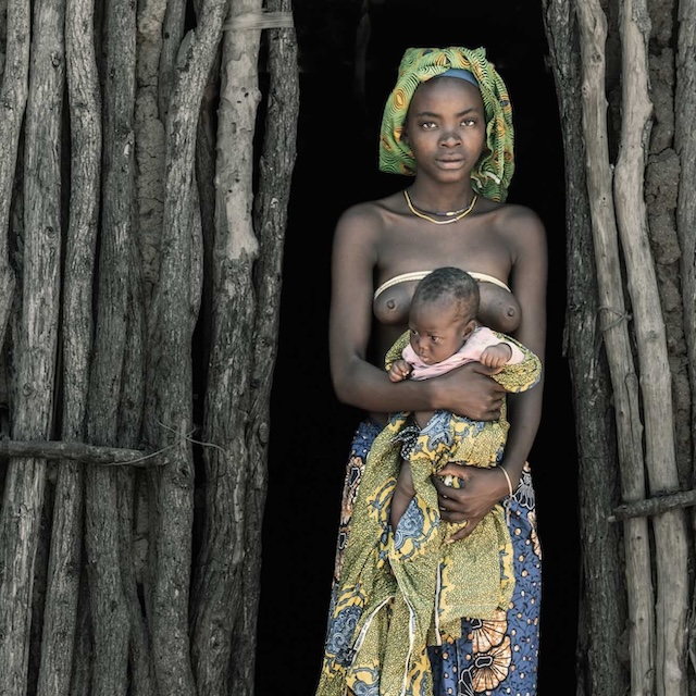 Omunguendelengo Girl And Baby