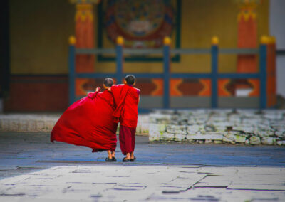 Konigreich Bhutan, Asien, Himalaya. Zwei Junge Novizen In Innenh